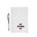 פנקס A5 ממותג עם עט תואם בצבעים שחור, כחול, אדום ולבן – מיתוג בהתאמה אישית לעסק