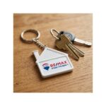 מחזיק מפתחות בית עם סרט מדידה 2 מטר דוגמא למיתוג RE/MAX על מחזיק מפתחות