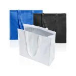 צידנית אל־בד ממותגת בגווני כחול, שחור ולבן