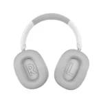 אוזניות Bluetooth מתקפלות ממותגות בצבעי לבן ואפור בהיר במצב פתוח