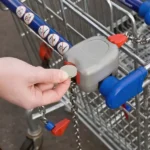 מחזיק מפתחות ממותג עם מטבע לעגלת קניות – שימוש במטבע הנשלף לשחרור עגלת קניות
